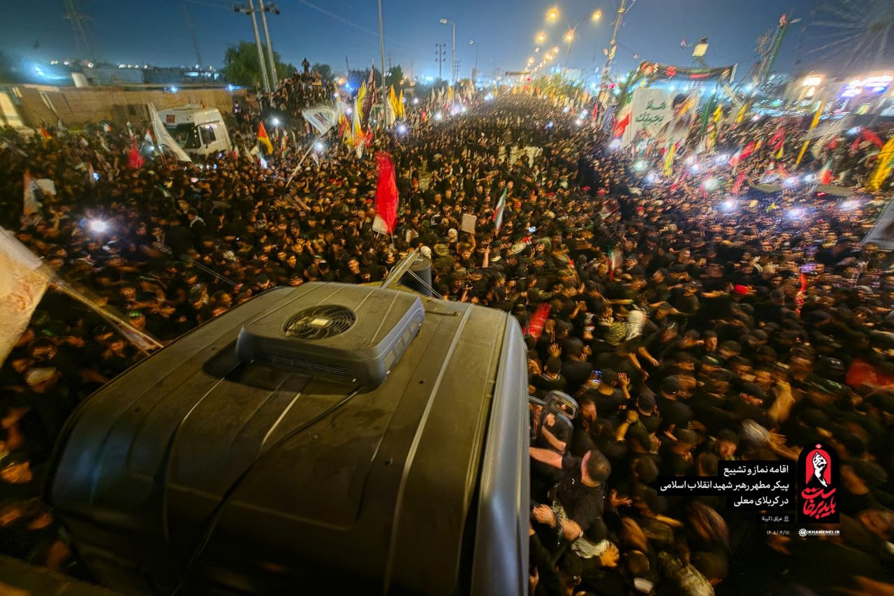 جمعیت متراکم مردم عزادار عراق در ورودی شهر کربلا به استقبال پیکر رهبر شهید انقلاب رفتند