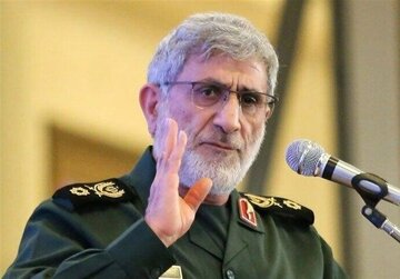 سردار قاآنی در فرودگاه مشهد هم زمان با ورود پیکر مطهر رهبر شهید+ عکس