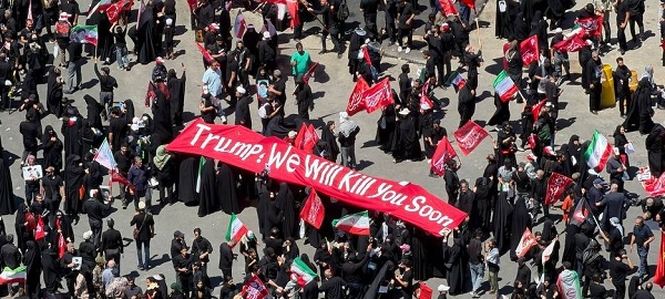  پارچه نوشته مشهدی‌ها خطاب به ترامپ: به زودی تو را خواهیم کشت/ عکس