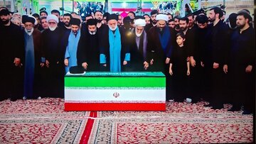 اقامه نماز بر پیکر رهبر شهید انقلاب به امامت فرزند ارشدش آیت الله سید مصطفی خامنه ای/ عکس