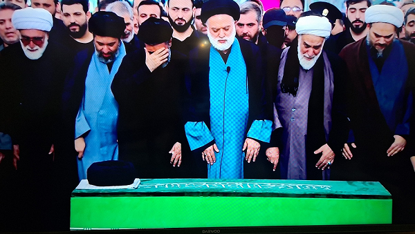 اشک های فرزند رهبر شهید انقلاب هنگام اقامه نماز بر پیکر پدر شهیدش/ عکس