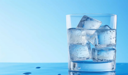 عوارض نوشیدن آب یخ؛ از اختلال در هضم غذا تا سردرد