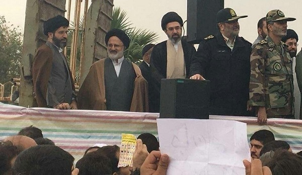 عکس کمتر دیده شده از رهبر انقلاب؛ آیت‌الله سید مجتبی خامنه‌ای در منطقه زلزله زده سر پل ذهاب