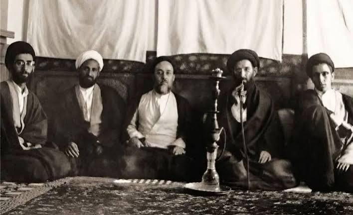 تصویری قدیمی از رهبر شهید انقلاب در کنار علامه طباطبایی و پدر و برادرشان