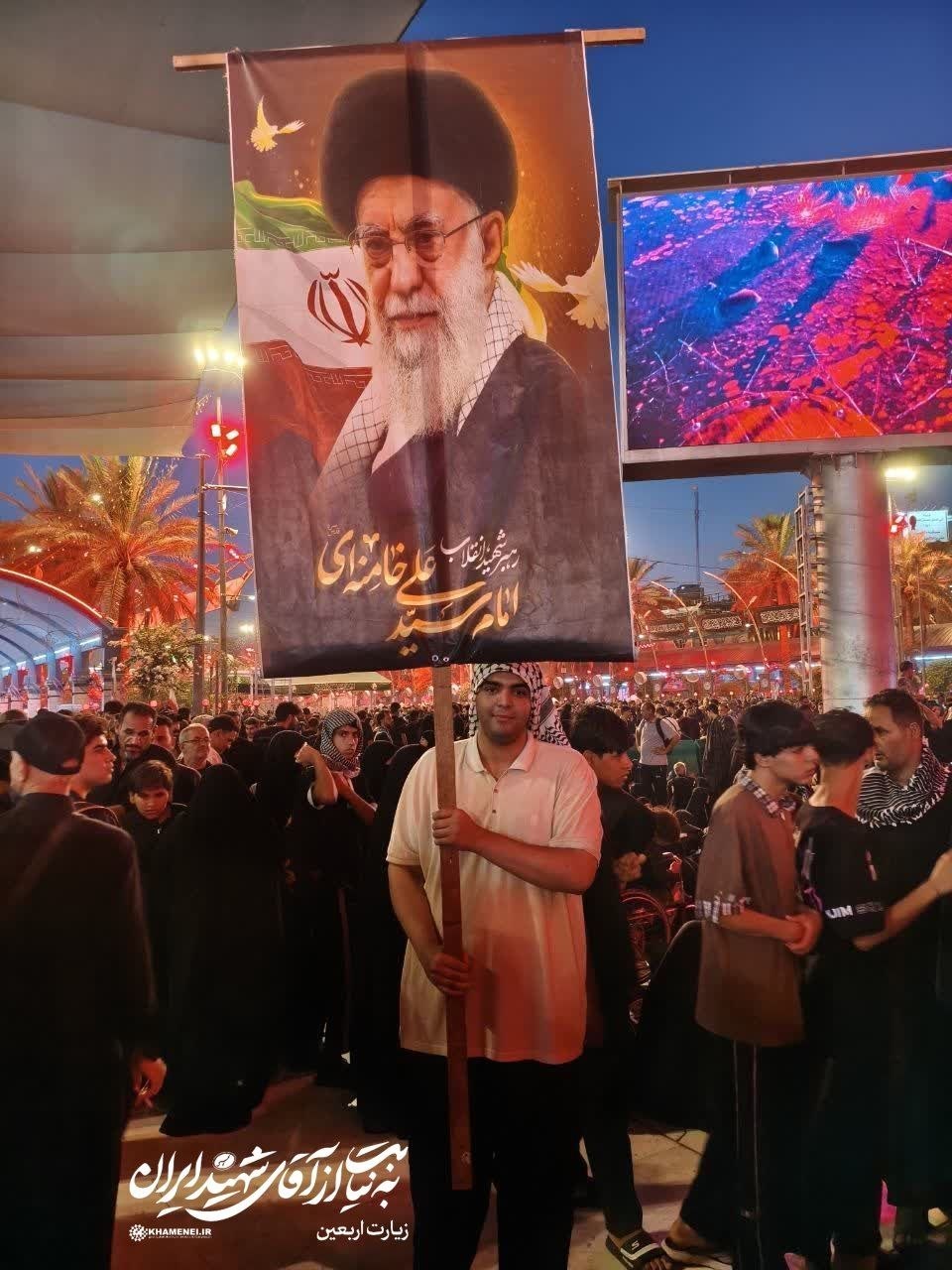 عکس/ یاد آقای شهید ایران در بین‌الحرمین