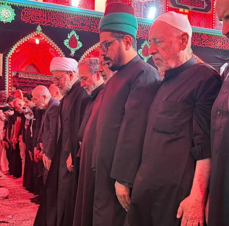 تصویر عراقچی در نماز اربعین حرم امام حسین(ع) 