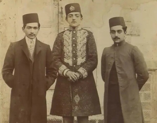 عکسی از ظل السلطنه نوه ناصرالدین شاه در لباس دامادی در کنار 2 پسر ناصرالدین شاه
