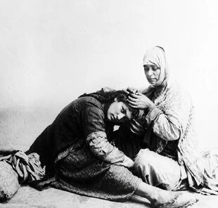 آرایشگر زن در حال گرفتن شپش سر یک زن جوان در زمان قاجار+ تصویر 
