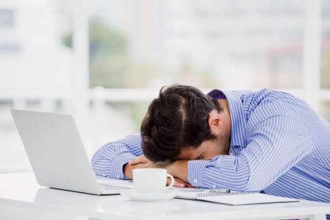 همیشه خسته‌اید؟ این ۷ نشانه می‌تواند زنگ خطر کمبود آهن باشد