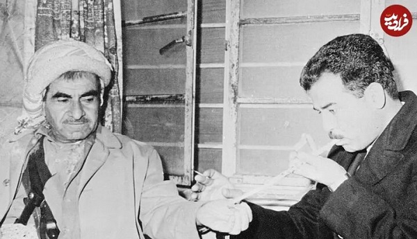 عکسی از «صدام» در حال چپق کشیدن در کنار مصطفی بارزانی در سال ۱۳۴۸ 