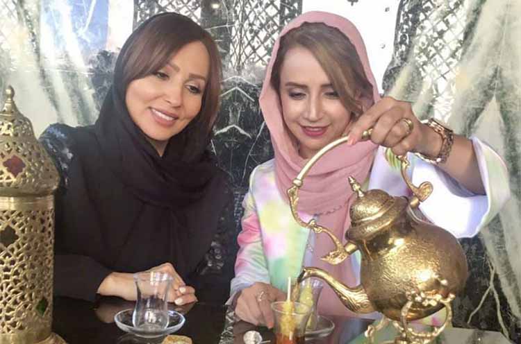 تیپ شبنم قلی خانی و پرستو صالحی در یک قهوه خانه سنتی + عکس