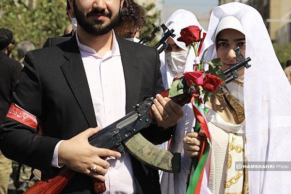  عروس و دامادهای کلاشینکف به دست در رزمایش ۳۱۳ هزار جانفدای ایران+ تصاویر