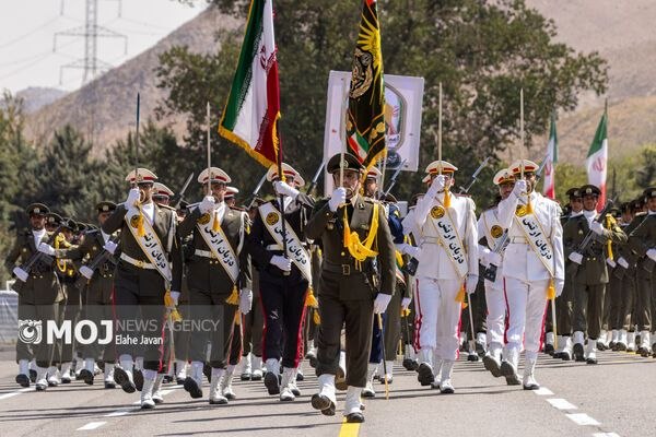 حضور امیرسرتیپ دوم حسین دادوند فرمانده آموزشگاه 06 در رژه اختتامیه درجه داری ارتش