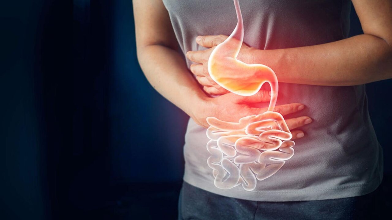 رفلاکس معده و توصیه‌های طب سنتی؛ کدام خوراکی‌ها علائم سوزش سر دل را تشدید می‌کنند؟