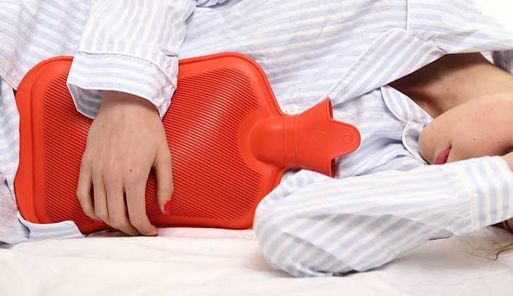 برای کاهش دردهای قاعدگی چه کنیم؟ از دمنوش‌ها تا توصیه‌های سبک زندگی