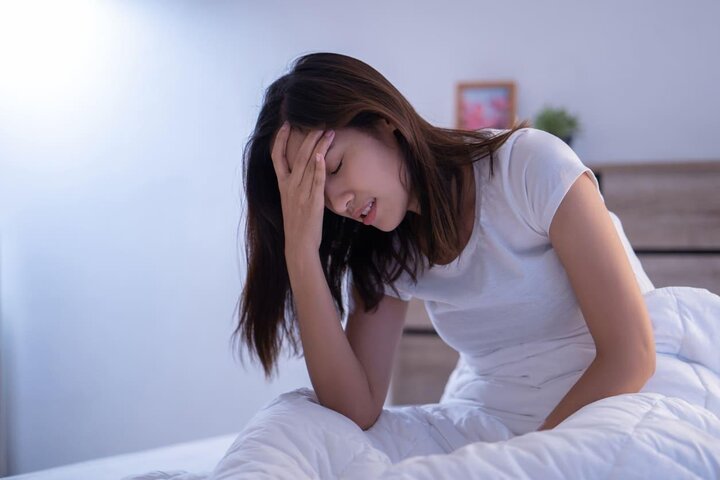 چرا بعد از کم‌خوابی سرمان درد می‌گیرد؟