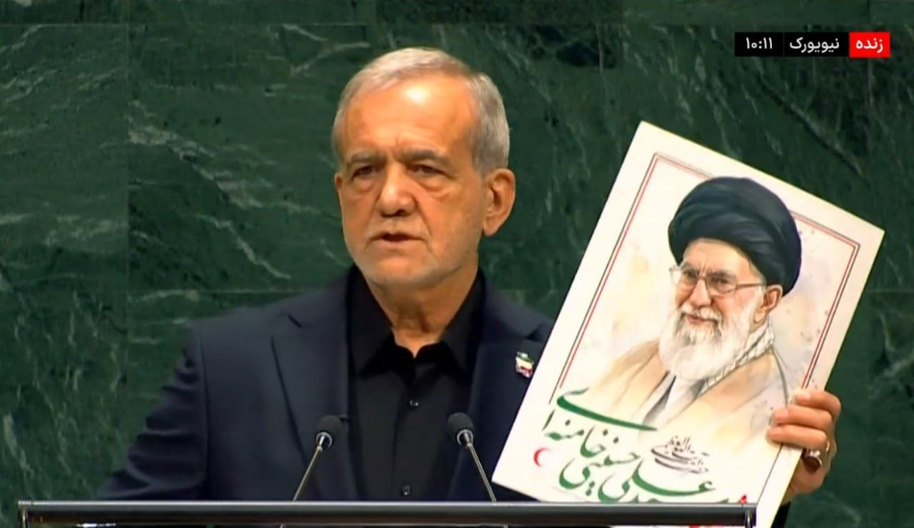  تصویر رهبر شهید انقلاب در دست رئیس جمهور، در مجمع عمومی سازمان ملل