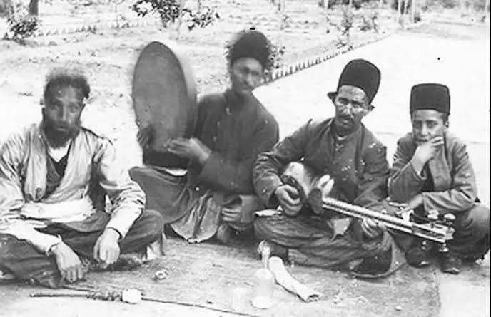عکس یادگاری نوازند‌ه‌ها در «جشن آشپزان» در عمارت شهرستانک در زمان ناصرالدین شاه