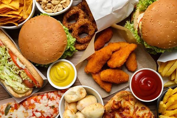 هر ۱۰۰ گرم مصرف اضافی غذاهای فست فودی شما را چاق‌تر و بیمارتر می‌کند
