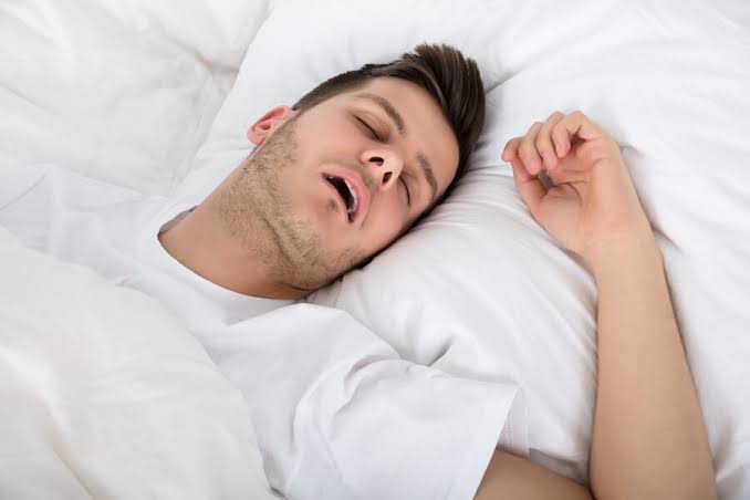 شب‌ها با دهان باز می‌خوابید؟ این عادت ساده ممکن است یک هشدار مهم باشد