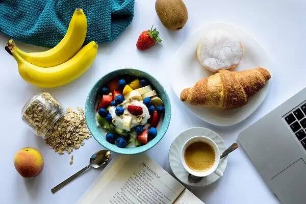 صبح‌ها این کار را قبل از خوردن صبحانه انجام دهید؛ عادتی ساده برای شروع بهتر روز