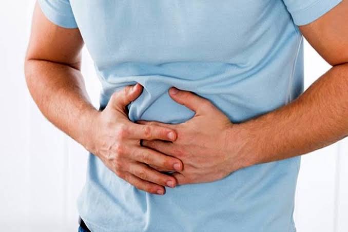 اگر بعد از غذا نفخ می‌کنید، فقط غذا مقصر نیست؛ این عادت روزانه را بررسی کنید