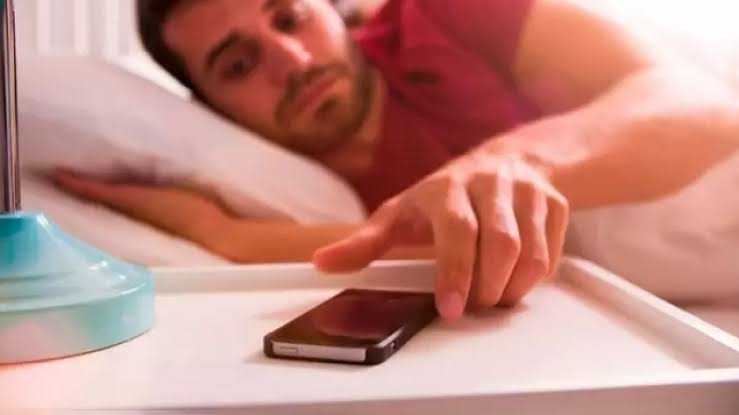 صبح که بیدار می‌شوید اول سراغ تلفن همراه نروید+ علت