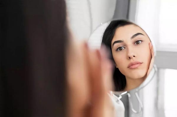 چرا صبح‌ها صورت‌مان ورم می‌کند؟ ۶ دلیل که شاید به آن توجه نکرده باشید