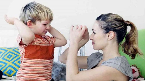 با کودکی که دست بزن دارد این گونه رفتار کنید