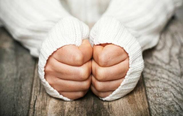 چرا دست‌هایمان همیشه سرد است؟ وقتی سرما فقط مقصر ماجرا نیست