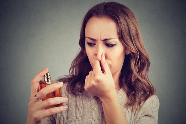 چرا ناگهان بوی عطرها اذیتتان می‌کند؟ این حساسیت را ساده نگیرید