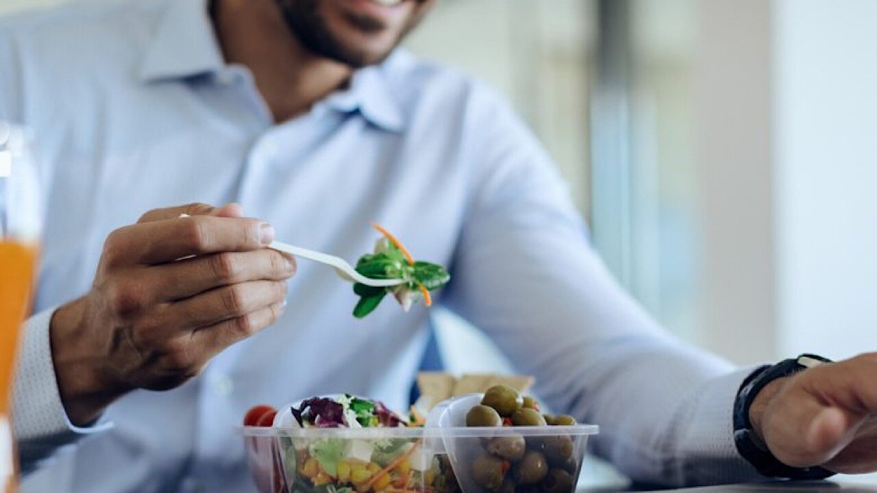 وقتی تشنگی را با گرسنگی اشتباه می‌گیریم؛ بدن چگونه پیام خود را نشان می‌دهد؟