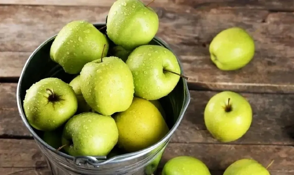 سیب را پوست بگیریم یا با پوست بخوریم؟