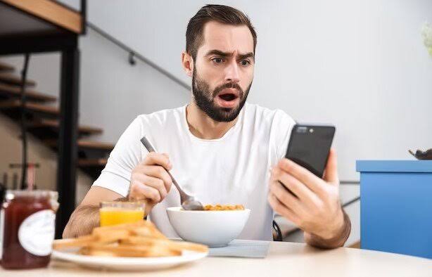 استفاده از تلفن همراه هنگام غذا خوردن چگونه بر عادات غذایی اثر می‌گذارد؟