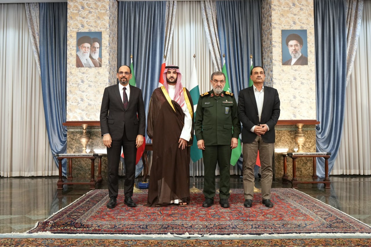 دبیر شورای‌عالی امنیت ملی ایران، وزیر دفاع عربستان، فرمانده ارتش پاکستان و رئیس سازمان اطلاعات ترکیه در یک قاب