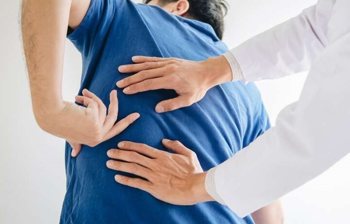 درد سمت راست شکم و زیر دنده‌ها را چه زمانی جدی بگیریم؟