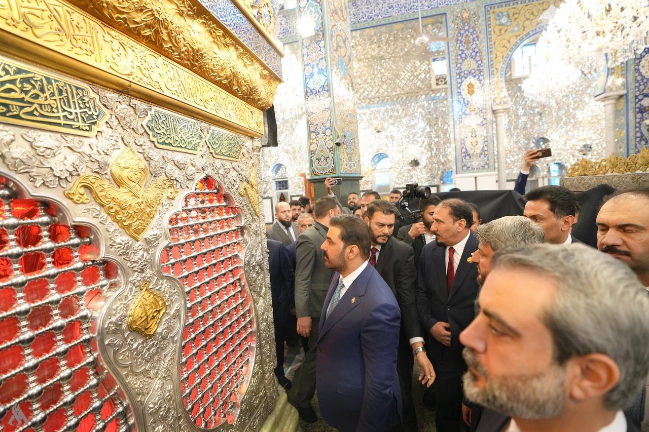 تصویری از حضور نخست وزیر عراق با همراهی اسعد الشیبانی در حرم مطهر حضرت زینب (س)