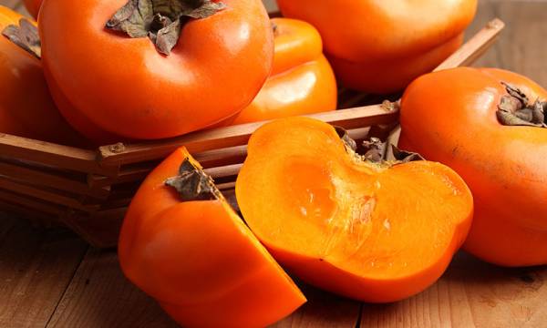 خواص شگفت‌انگیز چای خرمالو؛ نوشیدنی گرم پاییزی با عطر زنجبیل و دارچین + روش تهیه