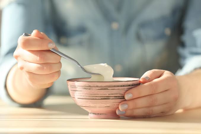 خوردن ماست در وعده شام چه تأثیری بر سلامت دستگاه گوارش دارد؟