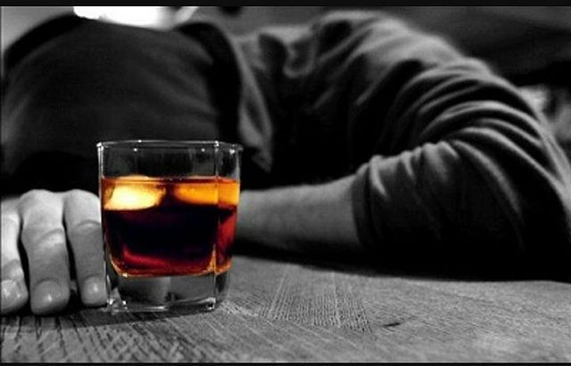 مشروبی می‌نوشند، به سلامتی «نابینایی» و «مرگ»