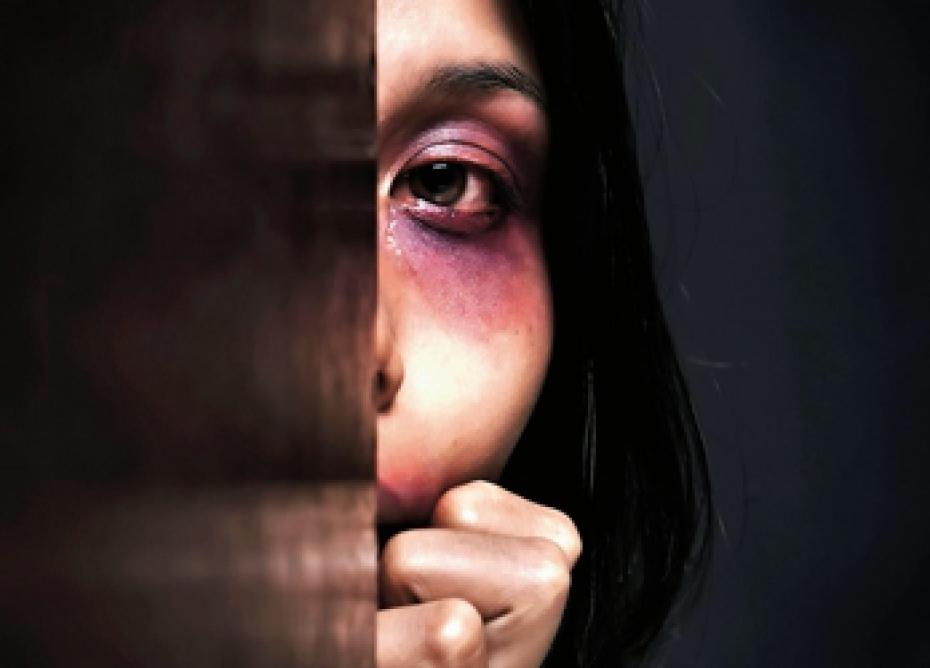 خشونت خانگی علیه زنان یکی از مصادیق طلاق عسر و حرج است