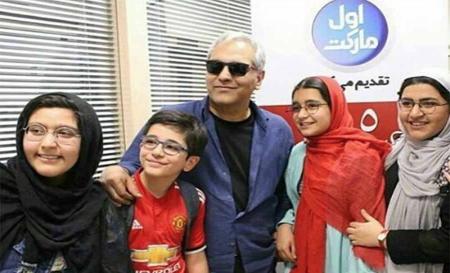 مهران مدیری در کنار دختران طرفدارش! + عکس