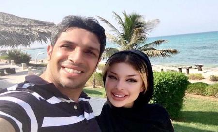 سپهر حیدری به همراه همسرش در کنار دریا + عکس