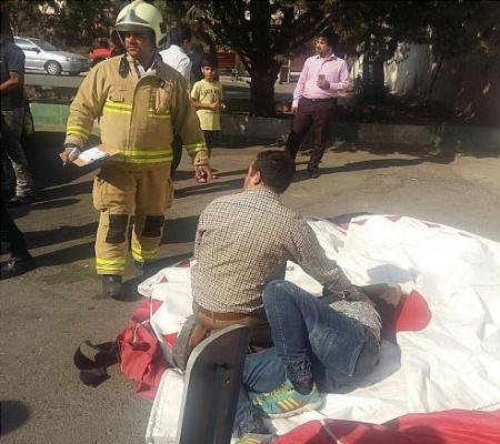  گیرافتادن مرد جوان بالای تیر چراغ‌برق + تصاویر 