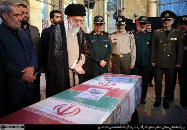 حضور رهبر انقلاب در کنار پیکر مطهر شهید حججی
