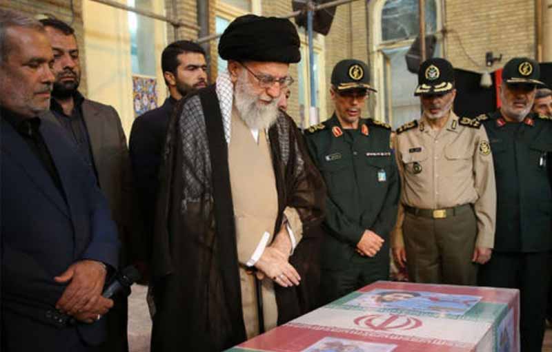 رهبر انقلاب در کنار پیکر مطهر شهید حججی (+عکس)