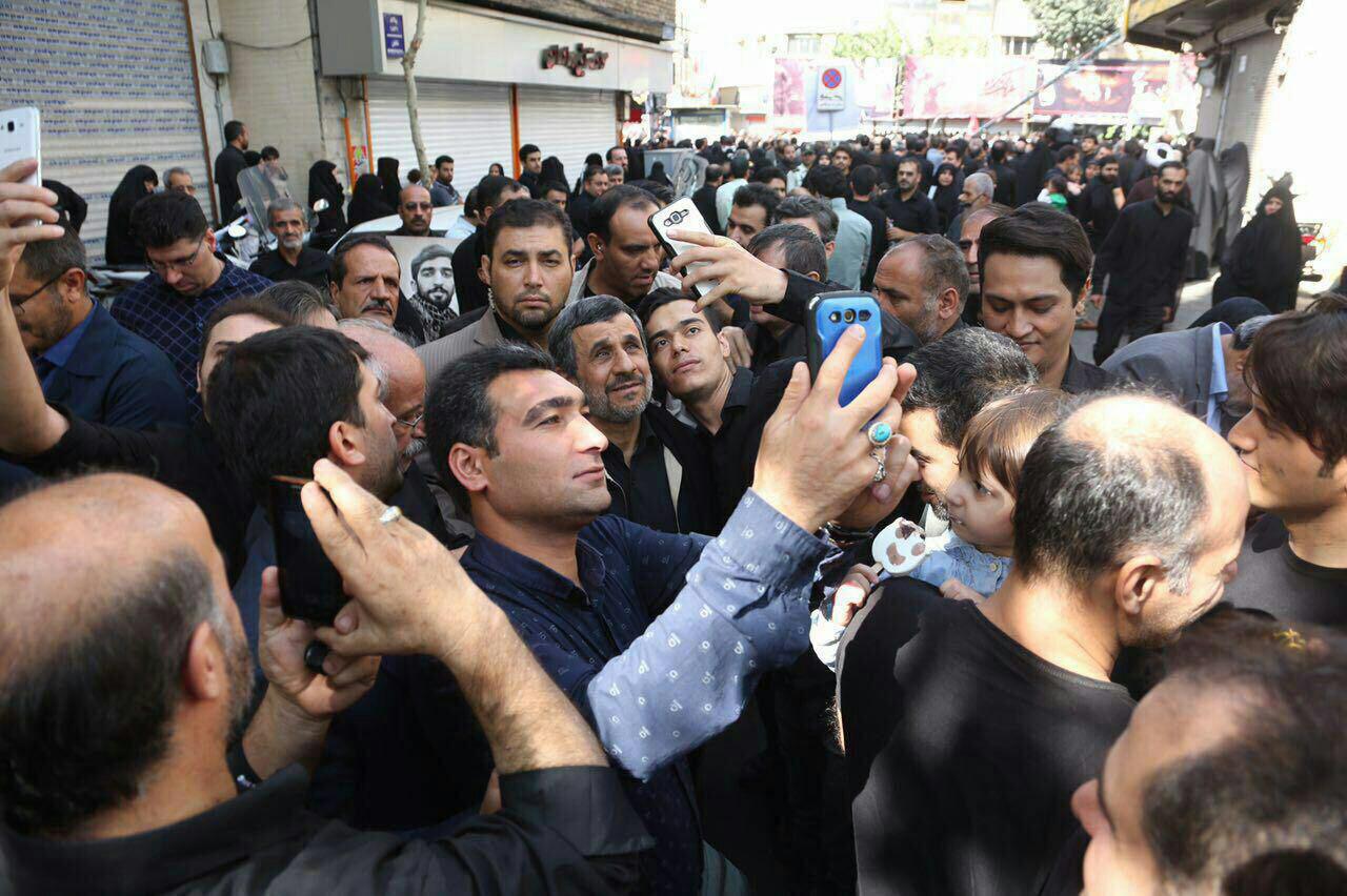 حضور احمدی‌نژاد در مراسم تشییع پیکر شهید حججی+عکس