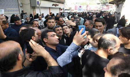 حضور احمدی‌نژاد در مراسم تشییع پیکر شهید حججی+عکس