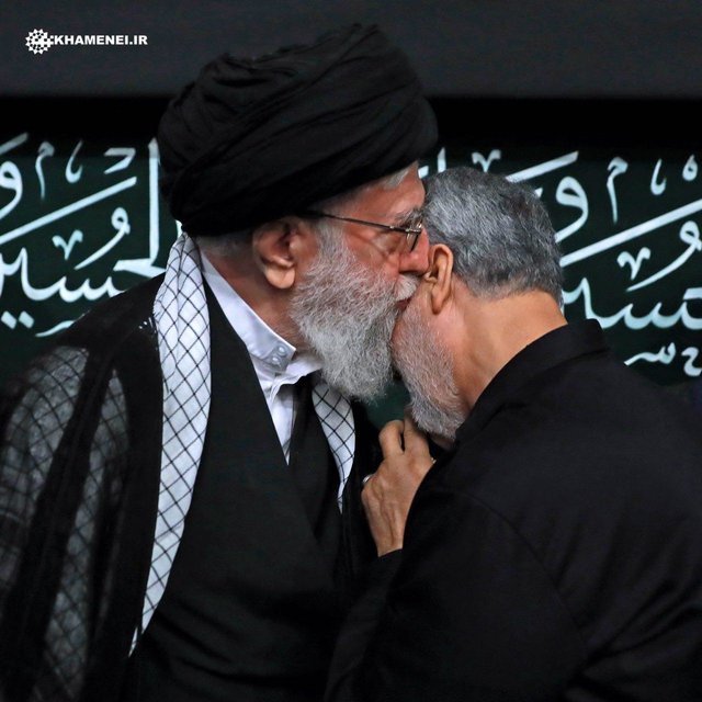 تصویری خاص از سردار سلیمانی و رهبر معظم انقلاب  در مراسم شب تاسوعا