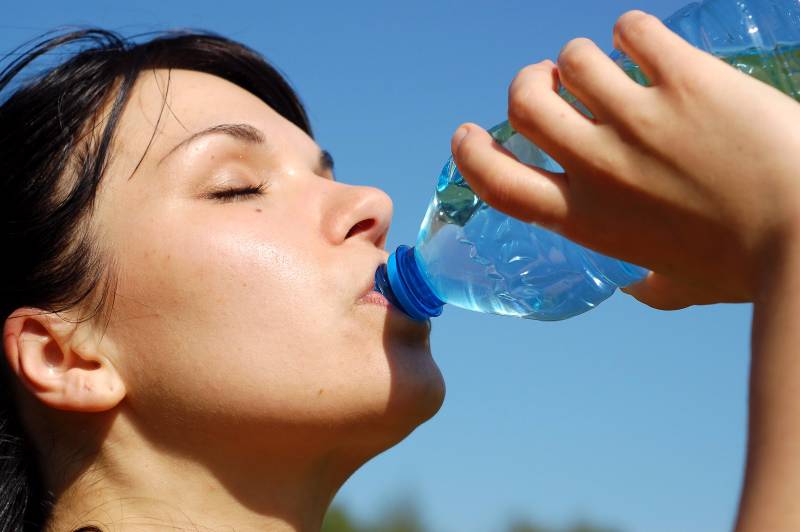 چگونه با نوشیدن آب به طراوت پوست ومو کمک کنیم؟